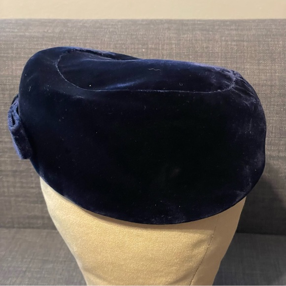 Vintage 1960s Blue Velvet Pillbox Hat With Bow Macy’s Kansas City Union Made - Picture 4 of 8